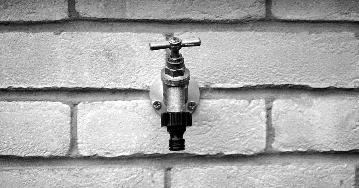 Robinet extérieur raccordé à la cuve de récupération d'eau de pluie