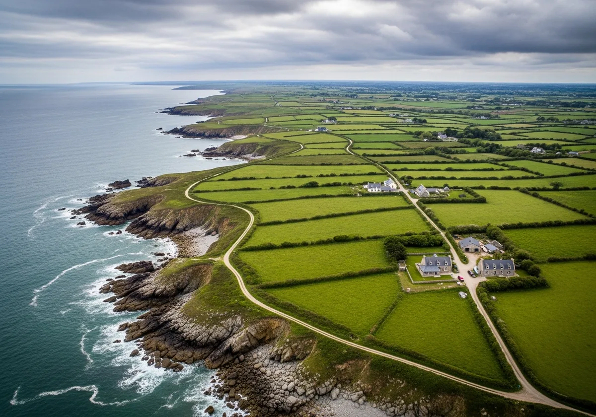 Vue aérienne du littoral breton en Finistère, contraste entre côte rocheuse atlantique et bocage intérieur illustrant les zones de la loi Littoral