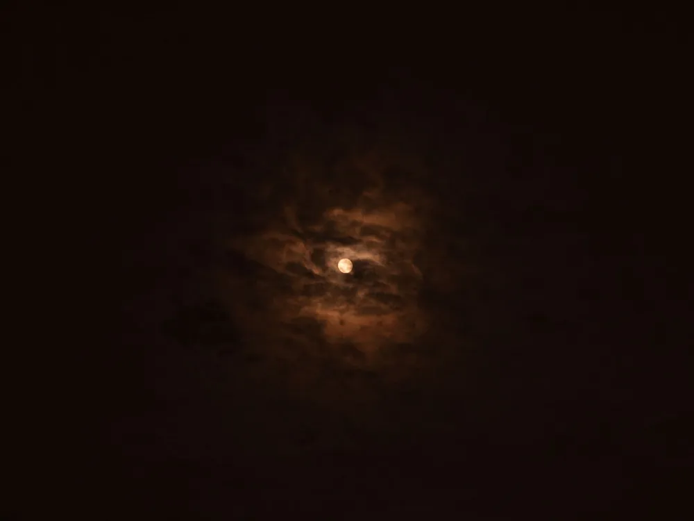 Pleine lune au-dessus de la campagne d'automne