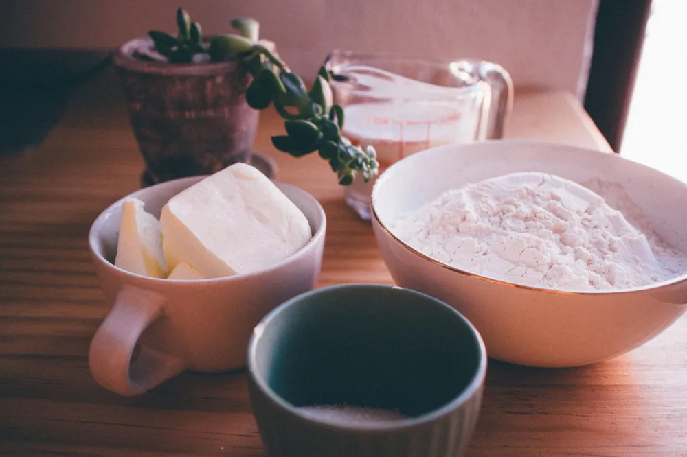 Beurre, farine et sucre dosés en tasses et cuillères
