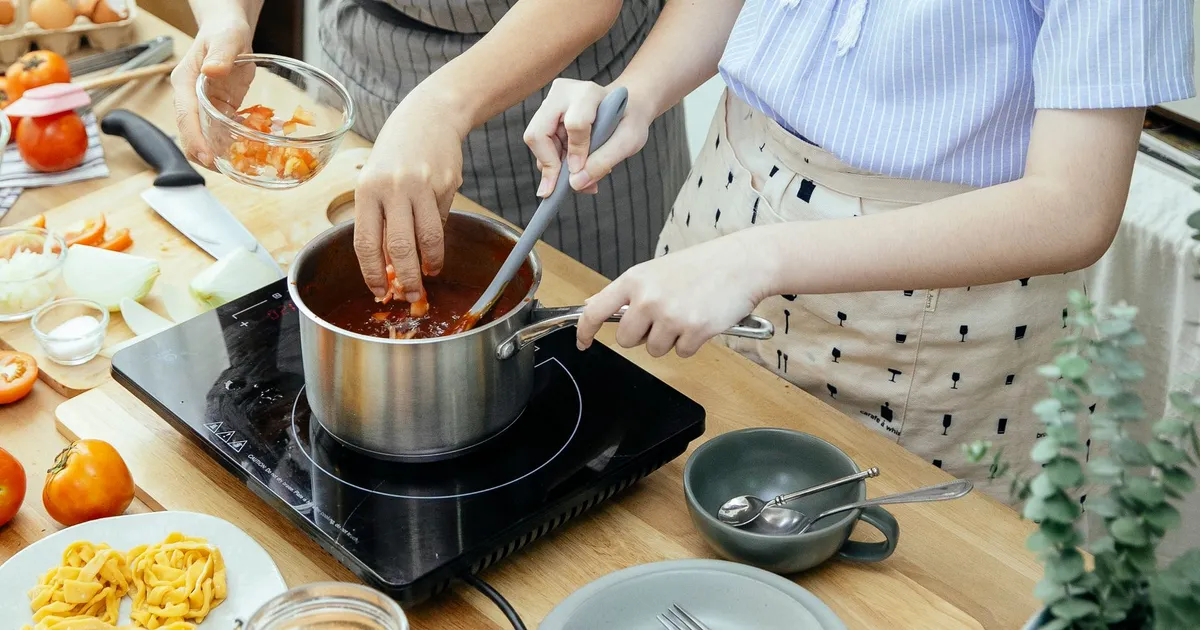Préparation d'une sauce tomate maison dans une casserole