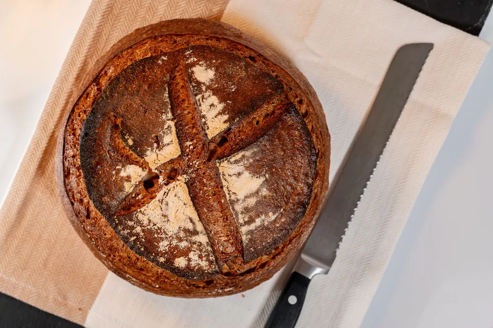 Pain au levain maison rond, juste sorti du four