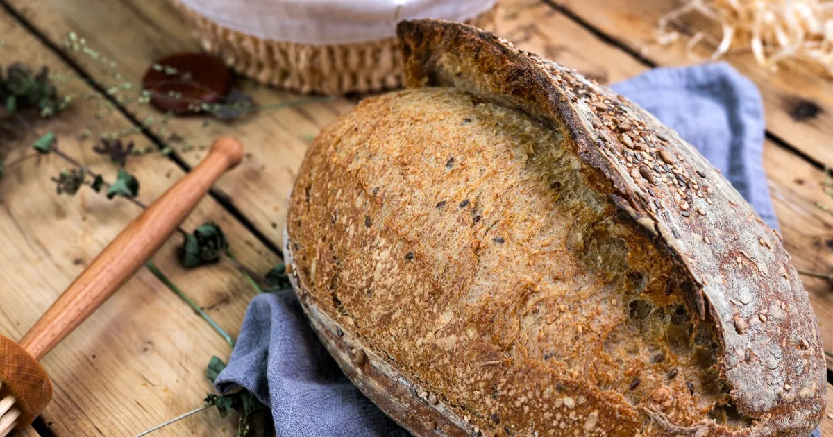 Pain au levain maison à la croûte dorée sur un torchon