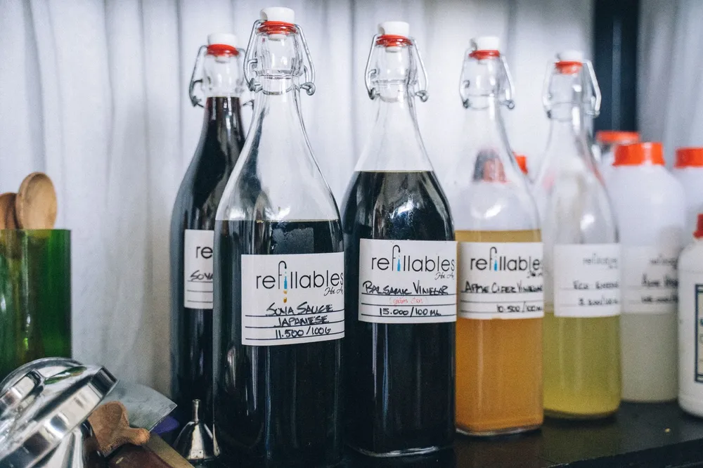 Bouteille de vinaigre maison dans la cuisine
