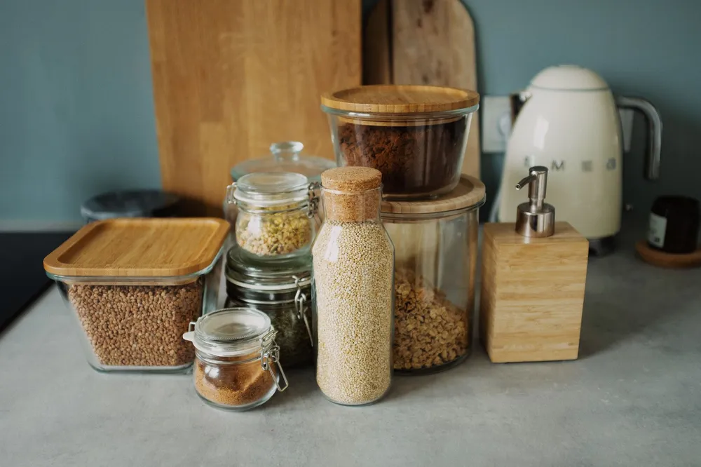 Bocaux et produits d'entretien maison dans la cuisine