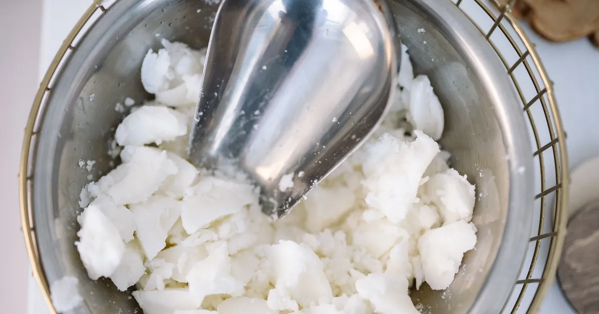 Ingrédients pour une lessive maison : savon, bicarbonate et bocal