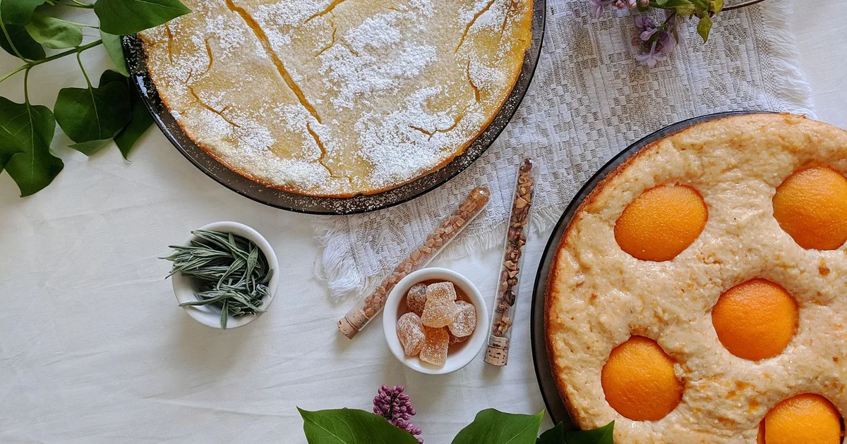 Vue de dessus : deux tartes maison aux abricots sur un linge blanc, présentation rustique