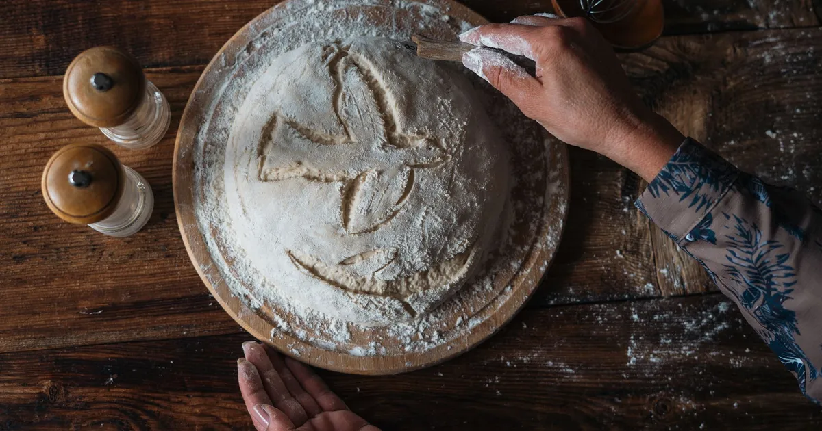 Levure et farine sur un plan de travail pour la pâtisserie maison