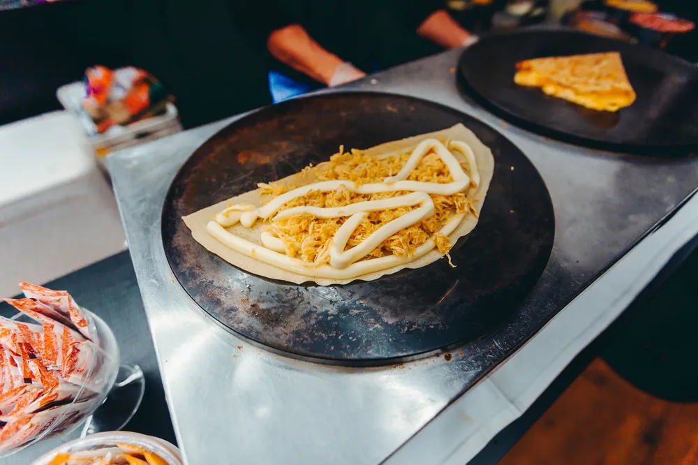 Crêpe en cuisson sur une plaque chaude