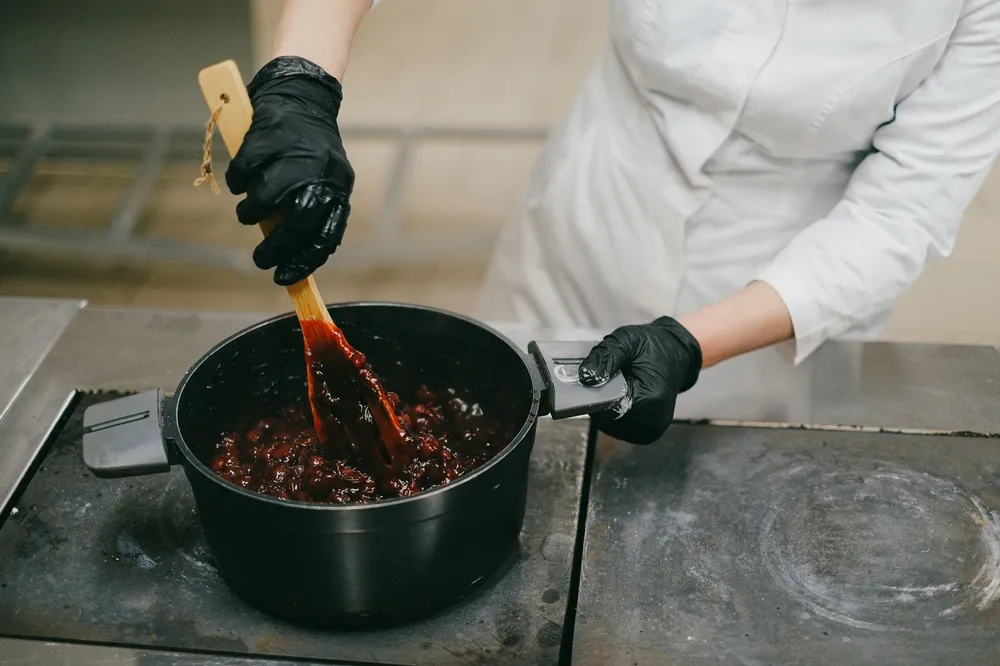 Cuisson sucrée remuée doucement à la casserole