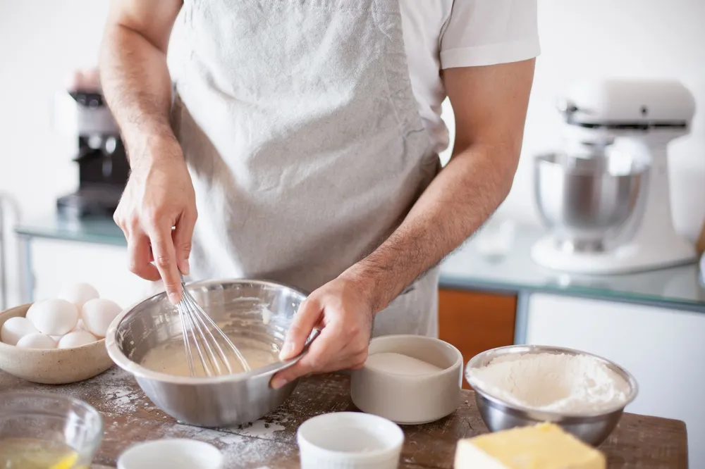 Préparation de la pâte à crêpes fouettée dans un saladier
