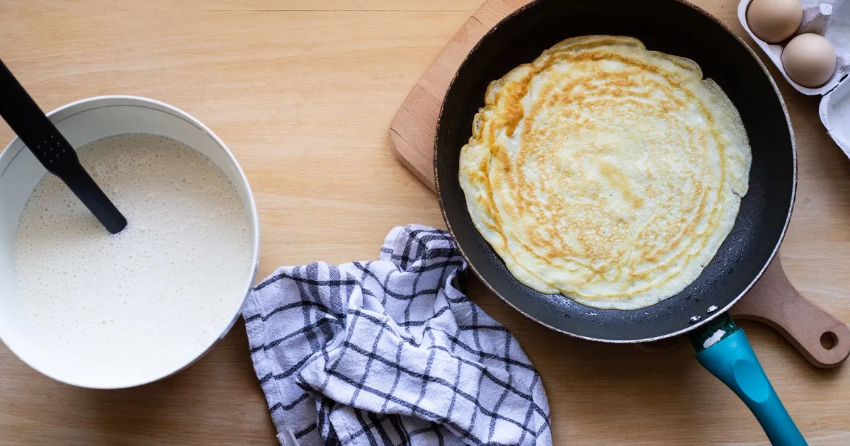 Pâte à crêpes versée à la louche dans un saladier, cuisine de ferme