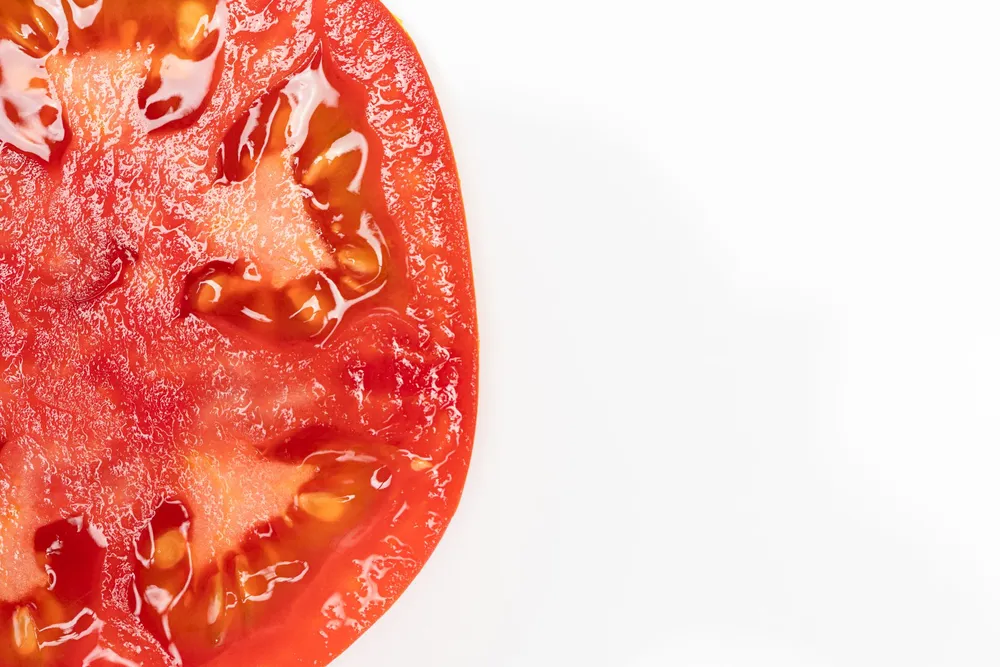 Tranches de tomate laissant apparaître les graines