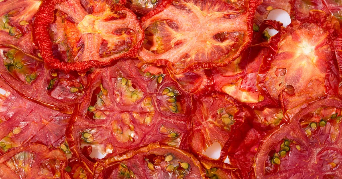 Graines de tomates extraites d'un fruit mûr pour être ressemées