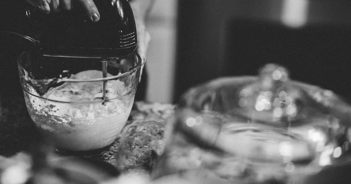 Préparation d'un gâteau maison sans œufs avec compote et farine