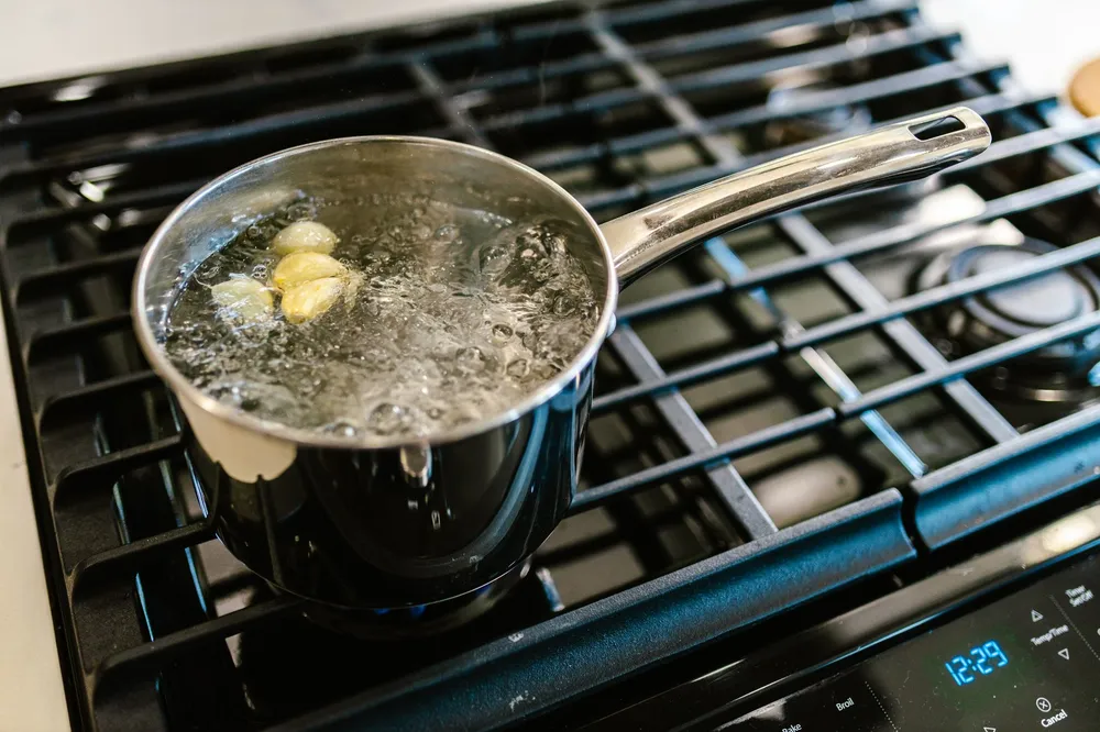 Eau bouillante dans une casserole sur la cuisinière pour la stérilisation