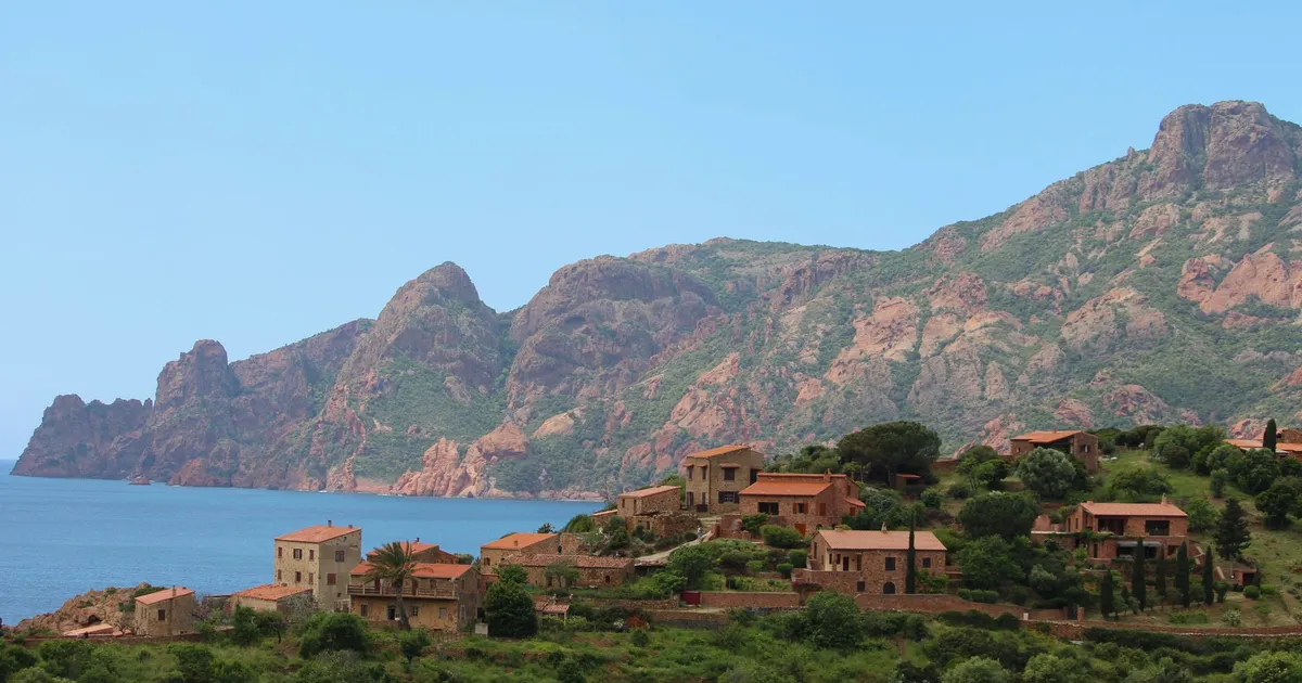 Village de montagne corse en pierre, vue sur la côte et le maquis